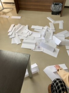 職員タワー倒れる