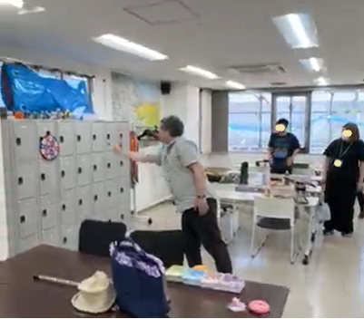 的にボールを投げる様子