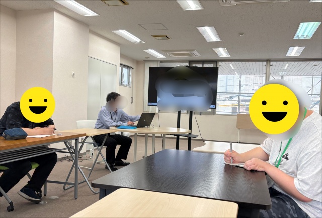 在宅ワークの会社説明会で話を聴く様子