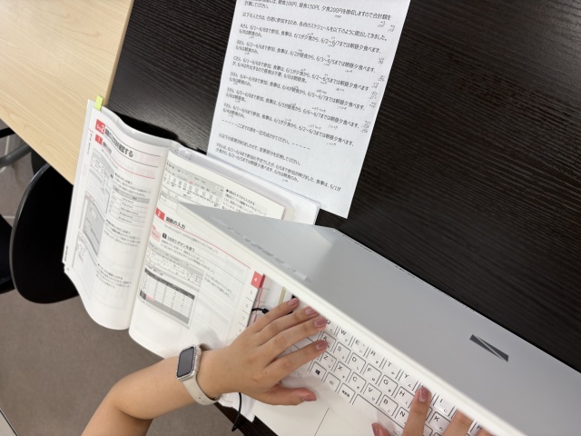 事務作業をしている様子