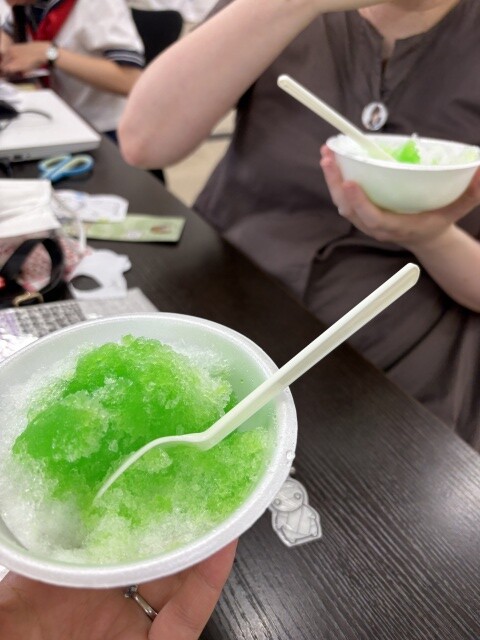かき氷を食べる